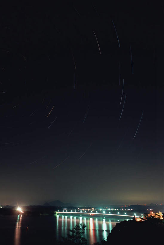 无人,竖图,室外,夜晚,仰视,旅游,度假,湖,湖泊,名胜古迹,水,植物,标志建筑,大桥,地标,建筑,立交桥,桥梁,船,日本,亚洲,遗迹,岛,湖面,水流,水面,小岛,星星,高架,斜拉桥,桥,木船,古迹,文物,娱乐,建设,古建筑,树,树木,绿色,天空,自然,湖水,天,享受,休闲,旅游胜地,放松,生长,晴朗,成长,古文明,东亚,万里无云,日本国,九州本岛,九州,九州岛,九州地方,熊本,熊本县,晴空,晴空万里,彩图,低角度拍摄