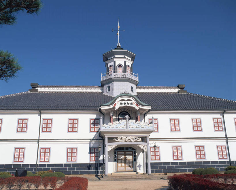 无人,学校,教学楼,横图,室外,白天,仰视,旅游,度假,名胜古迹,植物,标志建筑,地标,建筑,长野县,日本,亚洲,遗迹,古迹,文物,娱乐,建设,古建筑,校园,树,树木,蓝色,绿色,蓝天,天空,自然,天,享受,休闲,旅游胜地,放松,生长,晴朗,成长,灌木,古文明,东亚,本州,万里无云,本州岛,日本国,中部地方,长野,松本市,松本城,晴空,晴空万里,彩图,低角度拍摄,教室楼,教学大楼,小学