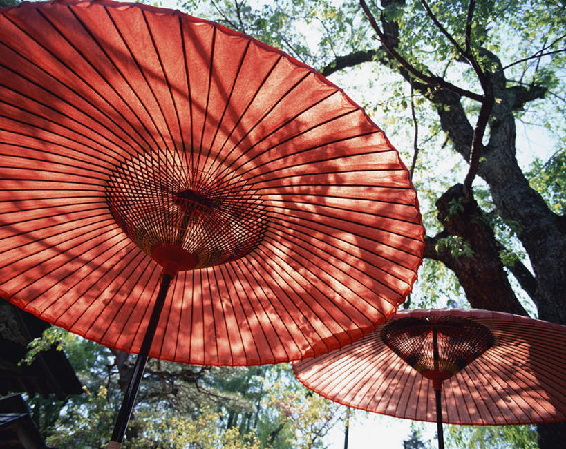 无人,横图,室外,白天,仰视,旅游,度假,幸福,名胜古迹,植物,标志建筑,地标,建筑,两顶,遗迹,伞,雨伞,纸伞,古典,油纸伞,古迹,文化,文物,娱乐,阳伞,建设,传统,古建筑,树,树木,红色,绿色,天空,自然,天,享受,休闲,旅游胜地,放松,生长,晴朗,成长,纪念,吉祥,古朴,古文明,万里无云,平安,晴空,晴空万里,彩图,低角度拍摄