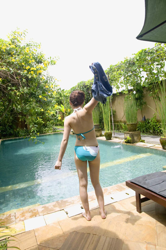 东方人,一个人,游泳池,举,竖图,室外,白天,泳装,比基尼,水,植物,亚洲,仅一个年轻女性,仅一个女性,仅一个人,盆栽,水池,水面,拿,拿着,黄种人,泳池,花,树木,背面,黄色,天空,天,托,沙滩椅,游泳馆,热裤,年轻女性,女人,女性,亚洲人,举起,举手,举着,向上举,向上伸,向上托,彩图,全身,三点式,泳衣