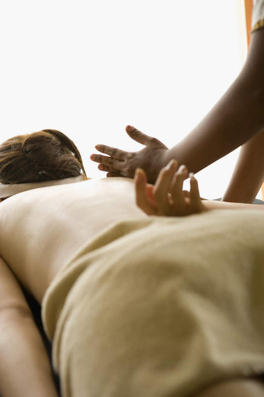 东方人,两个人,按摩师,竖图,室内,白天,正面,按摩,美容,房间,亚洲,护肤,黄种人,毛巾,趴着,保养,享受,休闲,放松,遮,SPA水疗,保健,温泉浴场,门帘,遮挡,遮盖,养颜,指压,按摩床,遮蔽,年轻女性,女人,女性,亚洲人,技师,矿泉疗养地,趴,半身,彩图,水疗,推拿