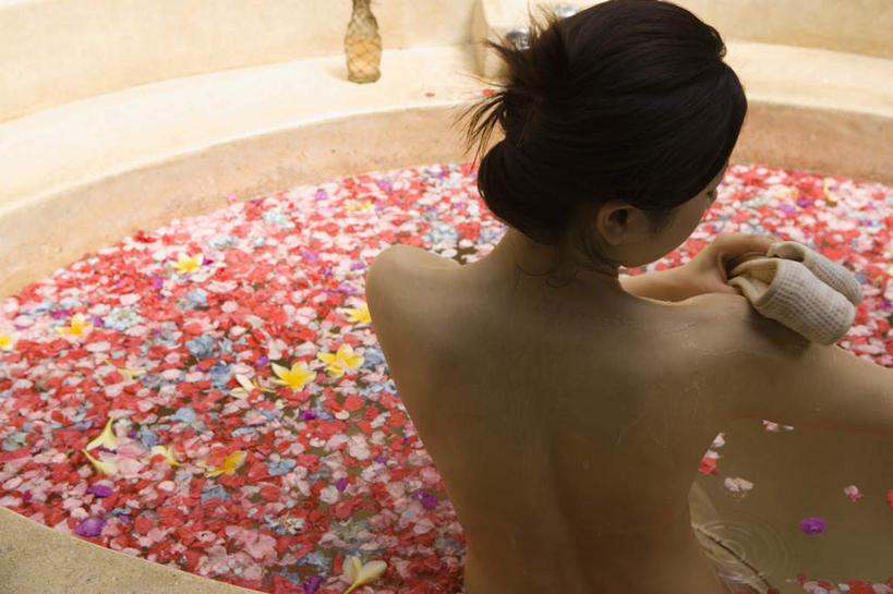 东方人,一个人,横图,彩色,室内,白天,正面,卫生间,浴室,亚洲,仅一个年轻女性,仅一个女性,仅一个人,许多,擦,拿,拿着,黄种人,裸露,花瓣,毛巾,沐浴露,浴池,年轻女性,女人,女性,亚洲人,淋浴房,半身,彩图,冲凉房,沐浴间,沐浴室