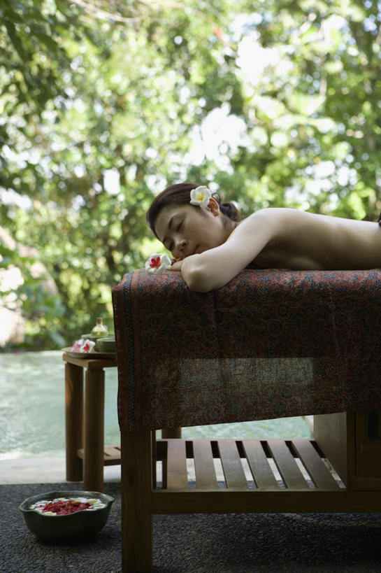 东方人,一个人,游泳池,闭眼,竖图,室外,白天,侧面,水,植物,亚洲,仅一个年轻女性,仅一个女性,仅一个人,水池,水面,黄种人,泳池,裸露,花,树,树木,绿色,自然,趴着,生长,成长,游泳馆,裸,按摩床,年轻女性,女人,女性,亚洲人,闭眼睛,闭着眼,闭着眼睛,趴,半身,彩图