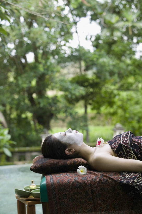 东方人,一个人,游泳池,躺,闭眼,竖图,室外,白天,侧面,化妆,美容,水,植物,亚洲,仅一个年轻女性,仅一个女性,仅一个人,护肤,水池,水面,黄种人,泳池,花,树,树木,绿色,自然,化妆品,枕头,保养,享受,休闲,面膜,放松,保健,生长,成长,游泳馆,护肤品,养颜,按摩床,膏状,膏状面膜,卧着,年轻女性,女人,女性,亚洲人,闭眼睛,闭着眼,闭着眼睛,躺着,卧,半身,彩图