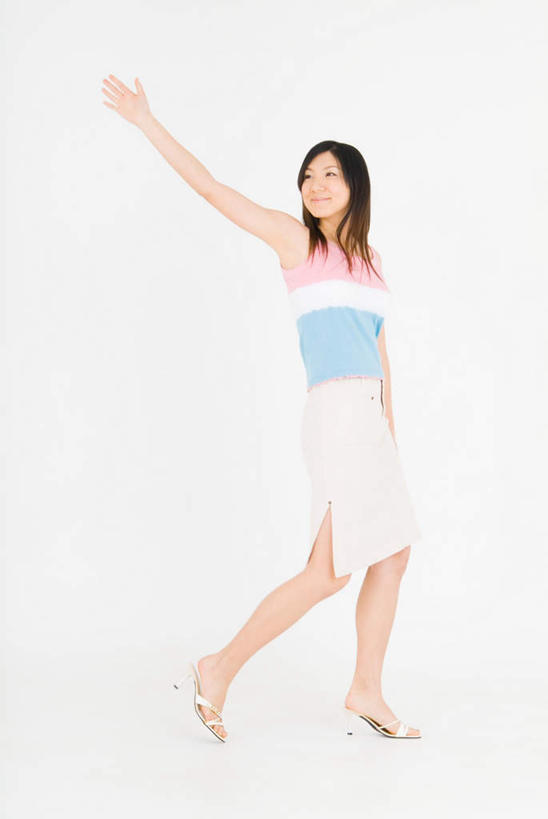 东方人,一个人,走,笑,微笑,露齿笑,竖图,室内,白天,白色背景,正面,亚洲,仅一个年轻女性,仅一个女性,仅一个人,服装,正装,挥手,注视,休闲装,黄种人,衣服,观察,看,招手,休闲,休闲服,摄影,服饰,影棚,观看,察看,关注,年轻女性,女人,女性,亚洲人,步行,散步,走路,彩图,全身,影棚拍摄,拍摄