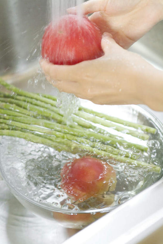 东方人,手,一个人,站,竖图,俯视,室内,特写,白天,水,厨房,芦笋,蔬菜,西红柿,亚洲,双手,仅一个年轻女性,仅一个女性,仅一个人,一排,洗,新鲜,整齐,水槽,液体,水滴,食品,黄种人,食物,排列,站着,手部,有机食品,绿色食品,队列,年轻女性,女人,女性,亚洲人,猪尾巴,石刁柏,蚂蚁杆,龙须菜,狼尾巴根,番茄,清洗,站立,半身,彩图,高角度拍摄,灶间