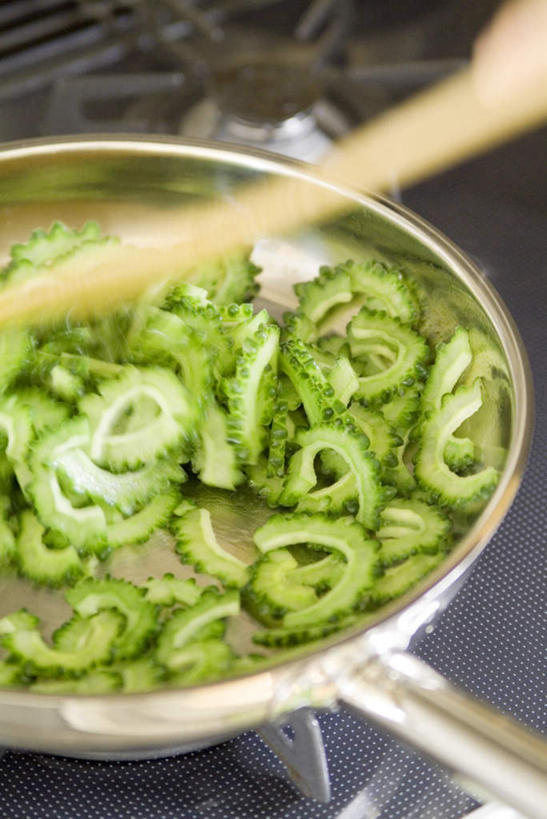 无人,竖图,俯视,室内,特写,白天,烹饪,蔬菜,厨具,金属制品,一堆,许多,切开,堆叠,堆积,朦胧,模糊,新鲜,金属,锅子,平底锅,煤气灶,苦瓜,食品,锅,食物,一个,切,凉瓜,有机食品,绿色食品,单个,锅具,堆,燃气灶,剖面,烹饪用具,切面,君子菜,癞瓜,癞葡萄,烹调用具,烹调,彩图,高角度拍摄