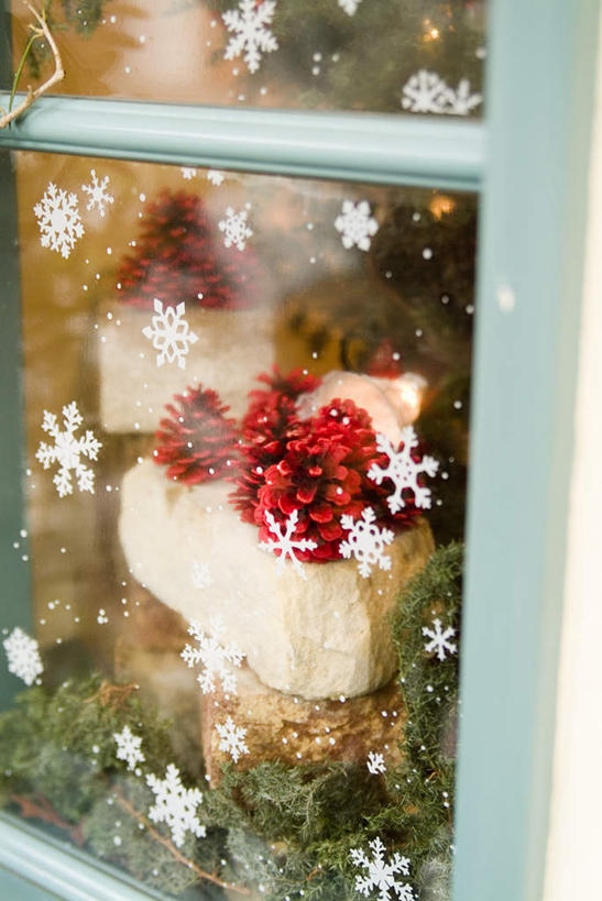 无人,竖图,室外,白天,正面,植物,窗户,圣诞节,节日,庆祝,盛开,坚果,果实,圣诞树,松果,花蕾,文化,玻璃窗,装饰品,花瓣,花朵,鲜花,树,树木,绿色,自然,工艺品,干果,花苞,花蕊,庆典,生长,成长,纪念,松塔,窗花,彩图