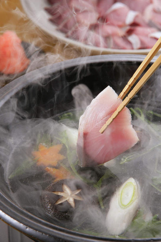 海鲜,生鱼片,无人,竖图,俯视,室内,特写,白天,烹饪,雾,餐桌,筷子,桌子,蔬菜,餐具,厨具,玻璃,金属制品,一排,沸腾,新鲜,整齐,金属,蒸汽,碟子,锅子,盘,砂锅,葱,菌菇,青葱,香菇,酱汁,肉,汤,鱼肉,日本料理,鱼片,料理,食品,水蒸气,夹起,鲔鱼,菌类,文化,传统,锅,火锅,水产,金枪鱼,菜肴,美食,肉类,玻璃制品,食物,排列,盘子,容器,碟,碗,日式料理,日式,食用菌,佳肴,有机食品,绿色食品,餐台,锅具,储藏,礼节,储存,队列,海产品,礼仪,肉食,烹饪用具,蒸发,沙西米,进餐用具,烹调用具,烹调,彩图,高角度拍摄,贮存,刺身