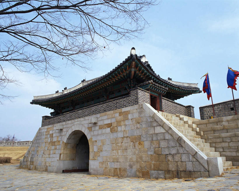 无人,横图,室外,白天,仰视,旅游,度假,名胜古迹,植物,楼梯,标志建筑,地标,建筑,旗帜,首尔,汉城,韩国,亚洲,枯萎,遗迹,阶梯,云,云朵,建筑群,枯草,首都,云彩,古迹,文物,娱乐,建设,古建筑,台阶,草,树,树木,黄色,蓝色,绿色,白云,蓝天,天空,自然,天,享受,休闲,旅游胜地,放松,生长,晴朗,成长,古文明,东亚,大韩民国,首尔市,首尔特别市,特别市,京畿道,水原,水原市,水原华城,旗,晴空,彩图,低角度拍摄,道