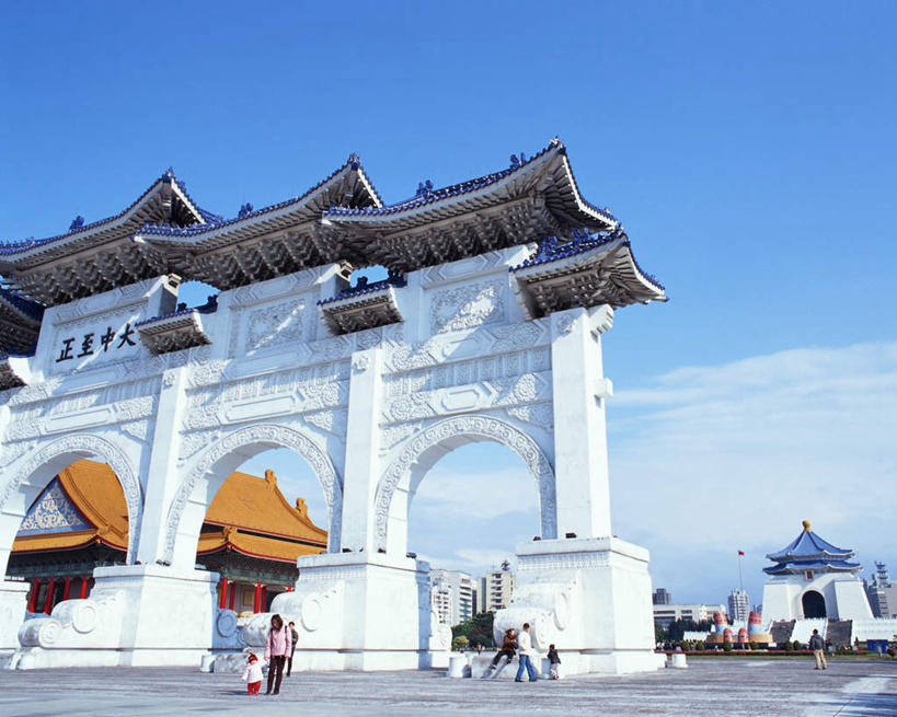 东方人,横图,室外,白天,仰视,旅游,度假,名胜古迹,植物,地标,台湾,中国,亚洲,遗迹,云,云朵,许多人,云彩,黄种人,古迹,文物,娱乐,古建筑,树,树木,蓝色,绿色,白云,蓝天,天空,自然,天,一群人,享受,休闲,旅游胜地,放松,生长,晴朗,成长,蒋介石纪念堂,中正纪念堂,古文明,东亚,台北,港澳台,中华人民共和国,省会,台北市,台湾省,蒋公纪念堂,中正区,男人,男性,年轻男性,年轻女性,女人,女性,亚洲人,晴空,彩图,低角度拍摄,全身,标志性建筑,台