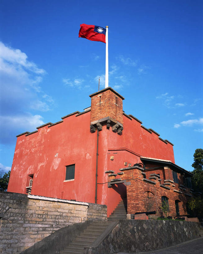 无人,竖图,室外,白天,仰视,旅游,度假,名胜古迹,楼梯,标志建筑,地标,建筑,旗帜,台湾,中国,亚洲,遗迹,阶梯,云,云朵,云彩,古迹,文物,娱乐,建设,古建筑,台阶,蓝色,白云,蓝天,天空,天,享受,休闲,旅游胜地,放松,晴朗,古文明,东亚,台北县,港澳台,中华人民共和国,台湾省,安东尼堡,淡水镇,红毛城,圣多明哥城,新北,新北市,旗,晴空,彩图,低角度拍摄,台