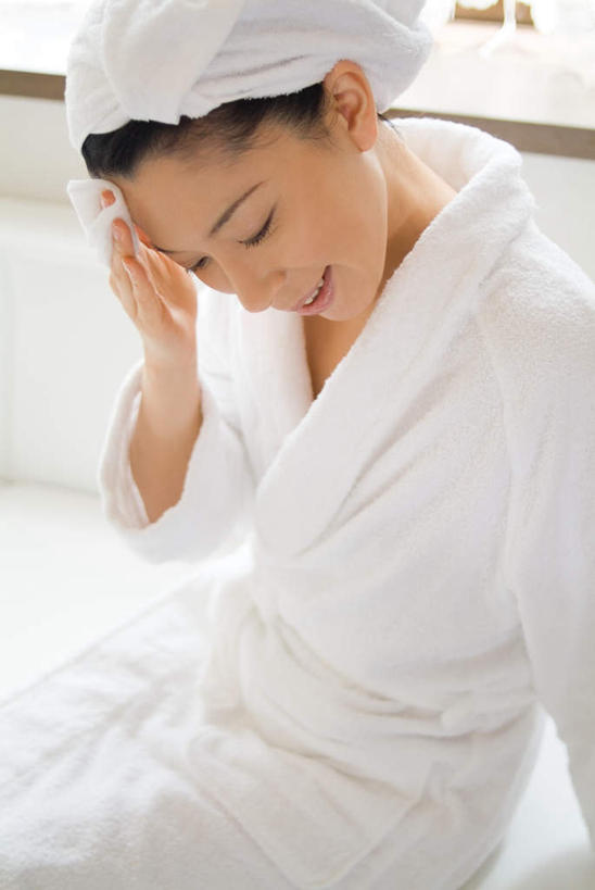 东方人,一个人,客厅,坐,笑,微笑,露齿笑,竖图,室内,白天,正面,浴袍,沙发,亚洲,仅一个女性,仅一个人,擦,纺织物,拿,拿着,注视,黄种人,擦脸,穿,白色,毛巾,观察,看,清洁,仅一个中年女性,观看,保暖,察看,起居室,穿着,关注,透气,防水,储水,耐磨,吸水,女人,女性,中年女性,亚洲人,坐着,半身,彩图,汤帷子,浴衣,皮沙发