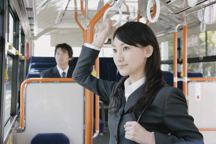 东方人,背,两个人,同事,商务人士,商务男性,商务女性,站,坐,拉,笑,微笑,露齿笑,横图,室内,白天,正面,衬衫,成功,合作,团队,集体,信心,植物,窗户,公共汽车,椅子,亚洲,套装,包,扶手,皮包,巴士,公交车,注视,黄种人,队伍,玻璃窗,座位,车,树,树木,绿色,自然,交通工具,背着,观察,看,站着,生长,成长,观看,单肩包,察看,领导,拉着,成就,关注,商务装,合伙,领袖,工薪阶层,拉环,男人,男性,年轻女性,女人,女性,中年男性,亚洲人,白领,上班族,站立,坐着,半身,彩图,衬衣