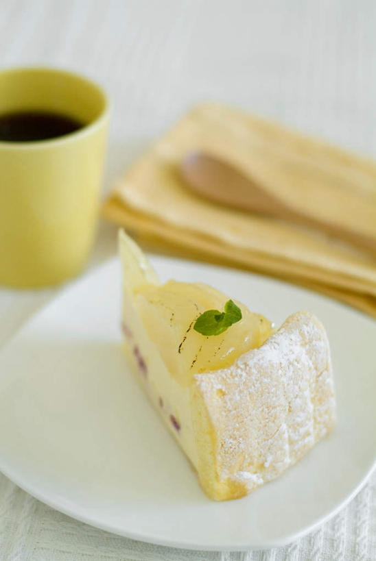 点心,无人,竖图,俯视,室内,特写,白天,下午茶,餐桌,桌子,杯子,餐具,水果,一块,切开,新鲜,瓷器,碟子,盘,生食,食品,果实,咖啡杯,陶瓷制品,水果蛋糕,食物,糕点,盘子,碟,切,有机食品,绿色食品,餐台,瓷杯,剖面,切面,彩图,高角度拍摄,蛋糕