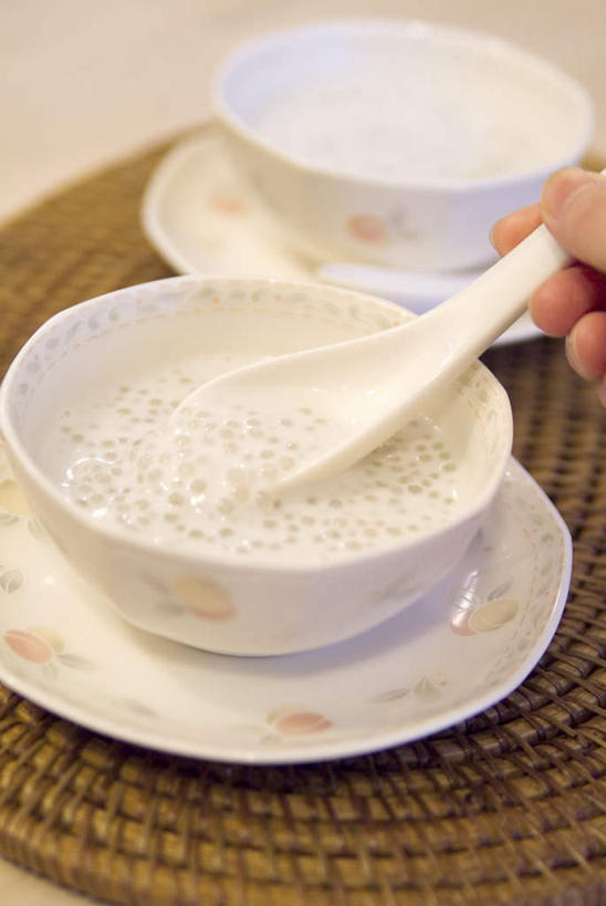 点心,果汁,东方人,手,一个人,站,竖图,俯视,室内,特写,白天,烹饪,中餐,餐桌,桌子,椰子,餐具,水果,玻璃,亚洲,仅一个年轻女性,仅一个女性,仅一个人,新鲜,勺子,生食,料理,食品,布丁,甜点,甜品,果实,杯垫,饮品,拿,拿着,黄种人,菜肴,美食,玻璃制品,食物,糕点,饮料,容器,调羹,汤匙,碗,果冻,甜食,零食,站着,手部,中式,佳肴,有机食品,绿色食品,餐台,储藏,椰汁,椰子汁,储存,可口,西米露,啫喱,大椰,胥余,椰瓢,越王头,适口,西米,年轻女性,女人,女性,亚洲人,进餐用具,烹调用具,站立,半身,彩图,高角度拍摄,贮存