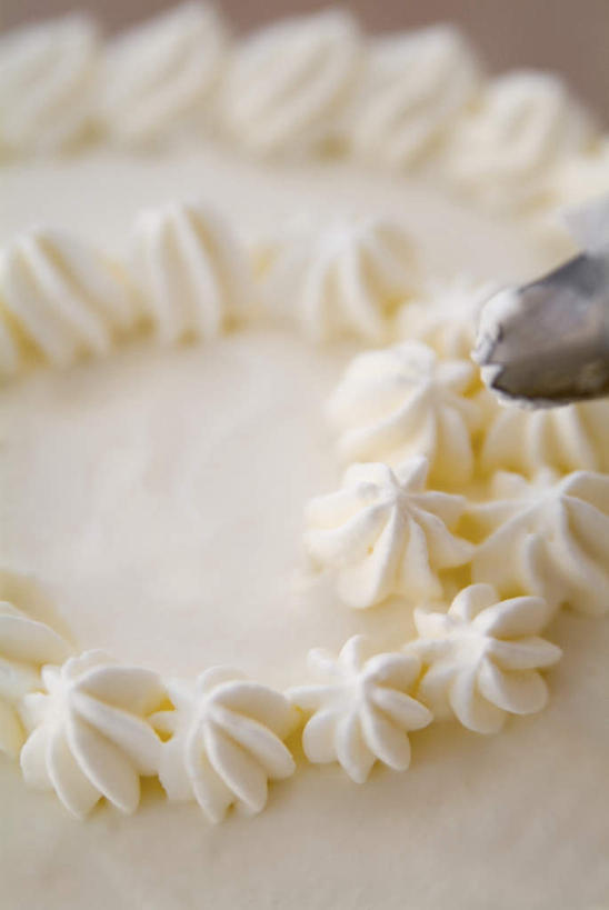 点心,无人,竖图,俯视,室内,特写,白天,下午茶,餐桌,桌子,朦胧,模糊,食品,甜点,甜品,食物,糕点,甜食,奶油,餐台,乳制品,激凌,克林姆,淇淋,彩图,高角度拍摄,蛋糕