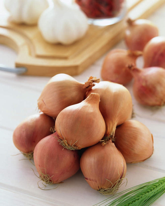 无人,竖图,俯视,室内,特写,白天,蔬菜,洋葱,一堆,许多,堆叠,堆积,新鲜,食品,麦穗,砧板,食物,一个,红色,白色,有机食品,绿色食品,单个,堆,圆葱,洋葱头,球葱,彩图,高角度拍摄