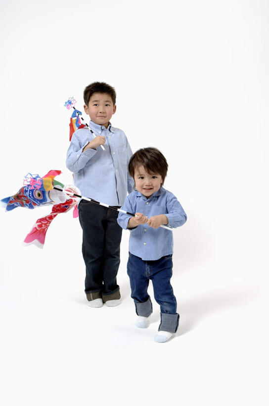 东方人,儿童,两个人,家庭,站,竖图,俯视,彩色,室内,白天,白色背景,纯洁,亚洲,握,服装,日本文化,鲤鱼旗,拿,拿着,注视,休闲装,黄种人,小孩,骑,衣服,观察,看,扛,站着,休闲,温暖,温馨,一家人,休闲服,可爱,童年,童趣,握着,摄影,服饰,影棚,观看,和睦,察看,挥动,关注,童真,烂漫,无邪,男孩节,扛在肩上,骑在肩上,天真,杆子,男孩,男人,男性,亚洲人,站立,彩图,高角度拍摄,全身,影棚拍摄,拍摄,融洽,男生