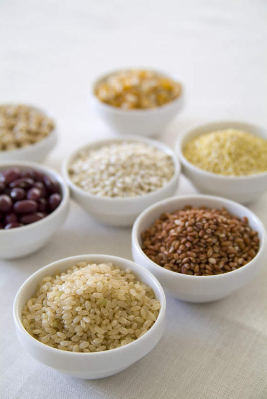 无人,竖图,俯视,室内,特写,白天,烹饪,玉米,植物,桌子,豆,餐具,陶瓷,豆类,豆子,红豆,日本料理,料理,食品,陶瓷制品,菜肴,美食,食物,容器,碗,日式料理,日式,糙米,佳肴,储藏,储存,小米,五谷杂粮,赤豆,豆科,薏仁,红小豆,稷,进餐用具,烹调用具,黄豆,彩图,高角度拍摄,贮存