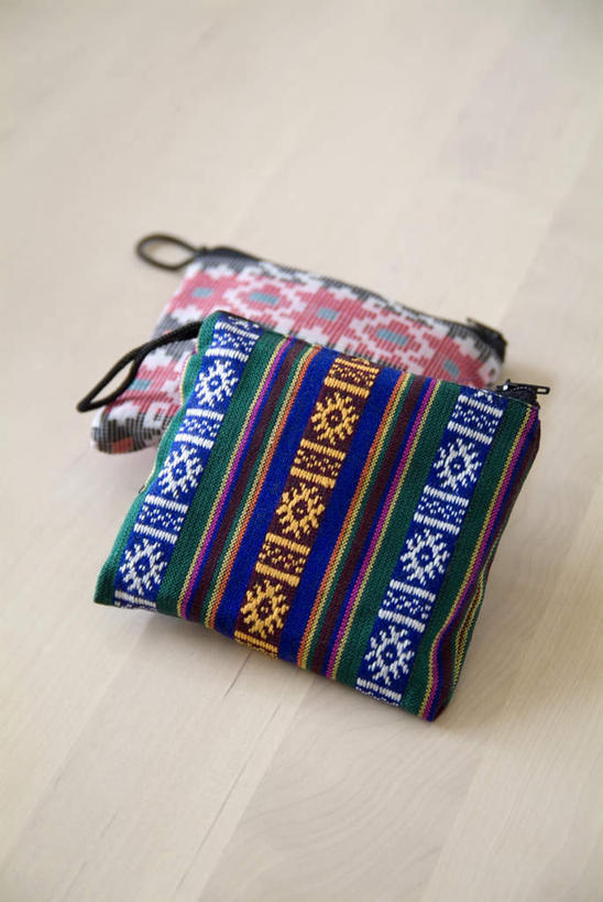 无人,竖图,俯视,室内,特写,白天,静物,花纹,装饰,图案,两个,皮夹子,钱包,华丽,修饰,点缀,零钱包,皮夹,衬托,美观,雅致,雅观,彩图,高角度拍摄