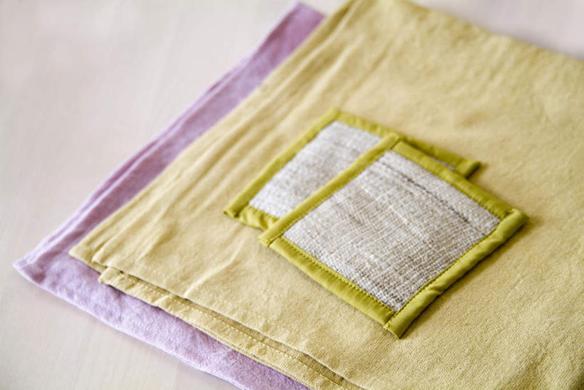 无人,横图,俯视,室内,特写,白天,餐桌,桌子,静物,纺织品,花纹,装饰,布,图案,杯垫,三个,红色,餐台,华丽,修饰,布匹,点缀,衬托,美观,雅致,雅观,彩图,高角度拍摄