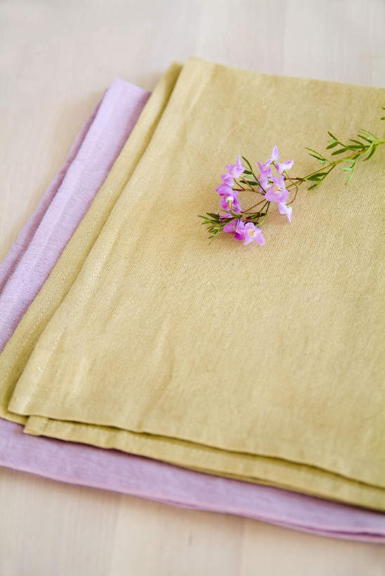 无人,竖图,俯视,室内,特写,白天,餐桌,桌子,静物,纺织品,花纹,装饰,盛开,布,图案,杯垫,花蕾,花,花瓣,花朵,鲜花,三个,粉色,红色,花苞,花蕊,餐台,华丽,修饰,布匹,点缀,衬托,美观,雅致,雅观,彩图,高角度拍摄