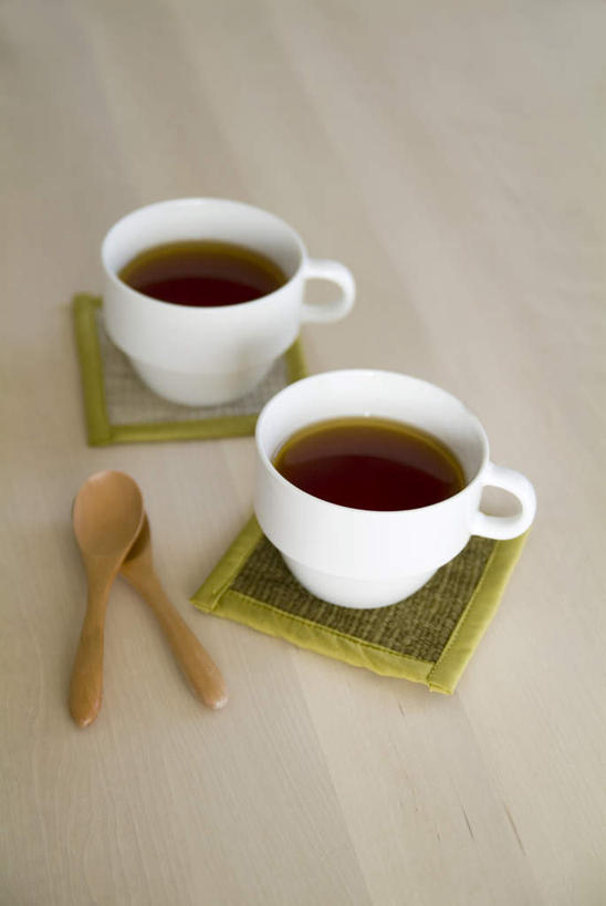 无人,竖图,俯视,室内,特写,白天,幸福,餐桌,茶,桌子,杯子,餐具,勺子,茶叶,杯垫,两杯,娱乐,水杯,调羹,汤匙,享受,休闲,温馨,放松,乐趣,餐台,提神,舒适,醒脑,茶杯,进餐用具,烹调用具,彩图,高角度拍摄