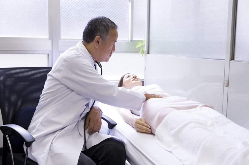 东方人,两个人,医生,医院,坐,躺,横图,室内,白天,正面,工作服,制服,窗户,落地窗,亚洲,黄种人,玻璃窗,听诊器,医护人员,医疗人员,健康,治疗,保健,医疗,医疗设备,诊断,卫生,医疗器械,医疗工具,医疗机构,工作制服,检测工具,卧着,老年男性,男人,男性,年轻女性,女人,女性,亚洲人,大夫,躺着,卧,坐着,半身,彩图,工作套服,病院,诊所