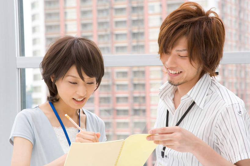 东方人,两个人,同事,商务人士,高楼大厦,站,说,横图,室内,白天,正面,成功,合作,团队,集体,信心,窗户,落地窗,大厦,建筑,摩天大楼,亚洲,握,套装,服装,笔,办公用品,拿,拿着,注视,休闲装,黄种人,标识,吊牌,队伍,水笔,玻璃窗,文具,衣服,胸牌,学习用品,观察,看,站着,休闲,休闲服,握着,服饰,观看,文具用品,察看,徽章,领导,成就,关注,商务装,身份,合伙,领袖,工薪阶层,胸章,胸卡,编号牌,雕刻牌,工号牌,胸号牌,胸徽,员工牌,交流,男人,男性,年轻男性,年轻女性,女人,女性,亚洲人,白领,上班族,沟通,讲话,交谈,说话,谈话,站立,半身,彩图,大楼,高层建筑,高楼,摩天楼,证件