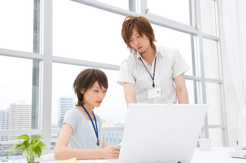 东方人,两个人,同事,商务人士,高楼大厦,站,坐,说,横图,室内,白天,正面,成功,合作,团队,集体,信心,电脑,笔记本电脑,窗户,落地窗,大厦,建筑,摩天大楼,亚洲,套装,服装,网络,注视,休闲装,黄种人,通讯设备,标识,吊牌,队伍,玻璃窗,衣服,绿色植物,胸牌,观察,看,站着,休闲,休闲服,服饰,观看,察看,徽章,无线,领导,成就,关注,通信设备,商务装,身份,无线网络,合伙,领袖,无线上网,便携式电脑,工薪阶层,胸章,胸卡,编号牌,雕刻牌,工号牌,胸号牌,胸徽,员工牌,交流,手提电脑,男人,男性,年轻男性,年轻女性,女人,女性,亚洲人,白领,上班族,沟通,讲话,交谈,说话,谈话,站立,坐着,半身,彩图,大楼,高层建筑,高楼,摩天楼,证件