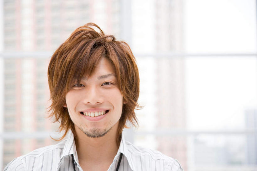 东方人,头发,一个人,商务人士,高楼大厦,站,笑,微笑,露齿笑,横图,室内,白天,正面,窗户,落地窗,大厦,建筑,摩天大楼,亚洲,仅一个男性,仅一个人,套装,服装,棕色,注视,休闲装,黄种人,标识,吊牌,玻璃窗,仅一个年轻男性,衣服,胸牌,观察,看,站着,休闲,休闲服,服饰,观看,察看,徽章,关注,商务装,身份,工薪阶层,胸章,胸卡,编号牌,雕刻牌,工号牌,胸号牌,胸徽,员工牌,男人,男性,年轻男性,亚洲人,白领,上班族,站立,半身,彩图,大楼,高层建筑,高楼,摩天楼,证件