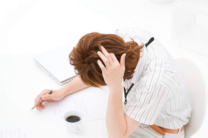 咖啡,东方人,头发,一个人,商务人士,坐,横图,俯视,室内,白天,幸福,杯子,亚洲,仅一个男性,仅一个人,套装,服装,瓷器,棕色,咖啡杯,陶瓷制品,休闲装,黄种人,娱乐,标识,吊牌,饮料,仅一个年轻男性,背面,衣服,胸牌,享受,休闲,思考,温馨,休闲服,放松,乐趣,服饰,徽章,提神,舒适,瓷杯,醒脑,商务装,身份,工薪阶层,胸章,胸卡,软饮料,编号牌,雕刻牌,工号牌,胸号牌,胸徽,员工牌,男人,男性,年轻男性,亚洲人,白领,上班族,坐着,半身,彩图,高角度拍摄,证件