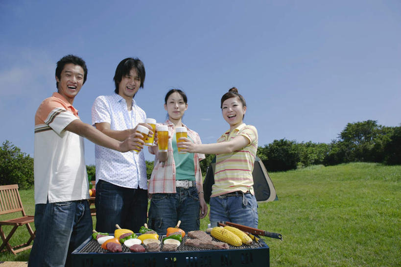 啤酒,东方人,四个人,伙伴,朋友,站,举,笑,说,微笑,露齿笑,横图,室外,白天,正面,旅游,度假,烧烤,友谊,玉米,草地,草坪,森林,树林,植物,蔬菜,杯子,亚洲,服装,庆祝,肉,牛排,牛肉,烤架,烤肉,注视,休闲装,黄种人,娱乐,肉类,玻璃制品,草,树,树木,衣服,蓝色,绿色,蓝天,天空,酒杯,天,干杯,观察,看,碰杯,托,站着,享受,休闲,休闲服,铁架,放松,交际,友好,服饰,观看,庆贺,察看,关注,礼仪,敬酒,肉食,香槟杯,红肉,劝酒,交流,友情,男人,男性,年轻男性,年轻女性,女人,女性,亚洲人,玻璃杯,休闲活动,沟通,讲话,交谈,举起,举手,举着,说话,谈话,玩耍,向上举,向上伸,向上托,站立,半身,彩图