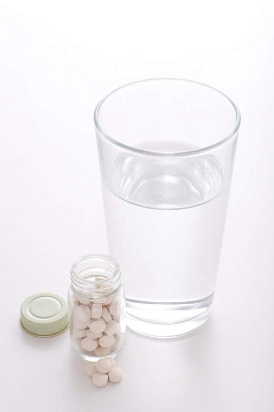 无人,竖图,俯视,室内,特写,白天,白色背景,正面,安全,水,静物,杯子,玻璃,许多,阴影,光线,药剂,药丸,液体,影子,防护,药片,玻璃制品,阳光,玻璃瓶,瓶子,水杯,药品,治疗,保健,摄影,影棚,保护,药物,医疗,卫生,保险,预防,西药,广口瓶,平安,茶杯,彩图,影棚拍摄,拍摄