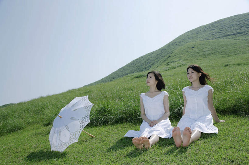 东方人,两个人,伙伴,朋友,坐,笑,微笑,横图,室外,白天,正面,裙子,旅游,度假,友谊,草地,草坪,美景,植物,亚洲,连衣裙,伞,雨伞,遮阳伞,景观,注视,黄种人,娱乐,阳伞,草,蓝色,绿色,蓝天,天空,自然,天,观察,看,享受,休闲,景色,放松,晴朗,观看,风光,半身裙,吊带裙,察看,关注,自然风光,看着,万里无云,友情,年轻女性,女人,女性,亚洲人,晴空,晴空万里,坐着,彩图,全身