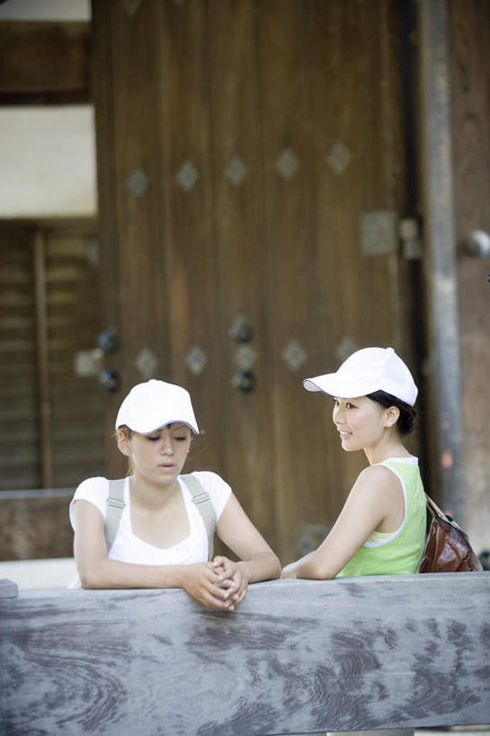 东方人,两个人,伙伴,朋友,寺庙,站,说,双手交叉,竖图,室外,白天,正面,旅游,度假,友谊,名胜古迹,太阳,门,标志建筑,地标,建筑,帽子,京都,日本,亚洲,阴影,服装,节日,遗迹,光线,包,书包,影子,木门,燃烧,注视,休闲装,黄种人,古迹,文化,文物,娱乐,建设,古建筑,衣服,阳光,背包,香火,遮阳帽,门框,庙宇,夏天,看,祈祷,站着,享受,休闲,健康,休闲服,旅游胜地,放松,许愿,宗教,服饰,信仰,京都府,纪念,祈求,关注,古文明,东亚,本州,本州岛,日本国,近畿地方,近畿,南禅寺,交流,平安,友情,年轻女性,女人,女性,亚洲人,沟通,讲话,交谈,十字手,说话,谈话,站立,半身,彩图,庙,寺,双肩包