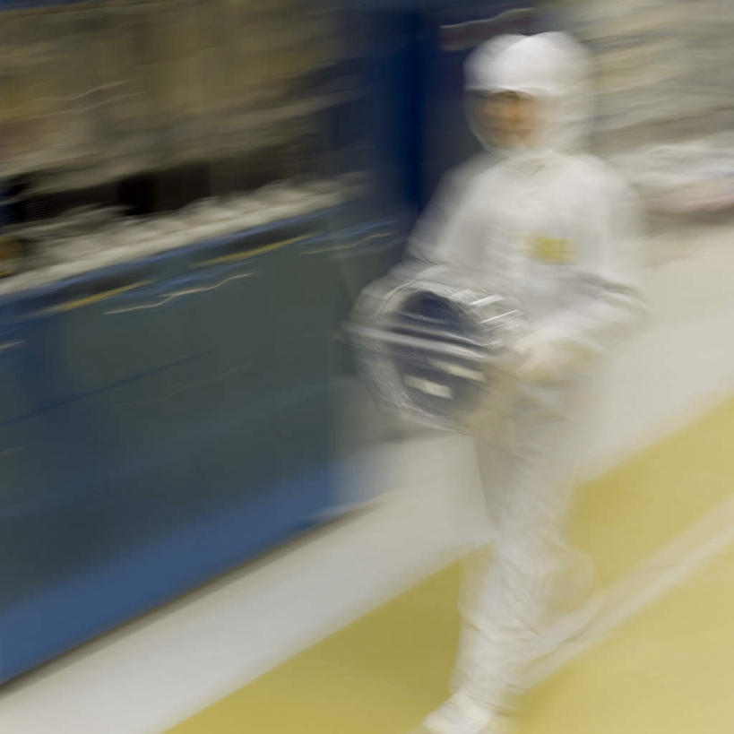 东方人,一个人,技术人员,工厂,走,方图,室内,白天,正面,工作服,制服,机器,实验,日本,亚洲,仅一个男性,仅一个人,握,朦胧,模糊,研究,科学,实验室,研究室,拿,拎,拿着,黄种人,设备,仅一个年轻男性,职业,握着,工业,电子元件,科研,半导体,化验,检验,研究所,东亚,日本国,化验室,检验室,工作制服,男人,男性,年轻男性,亚洲人,技术员,步行,散步,走路,彩图,全身,工作套服,工地,制造厂,拎着