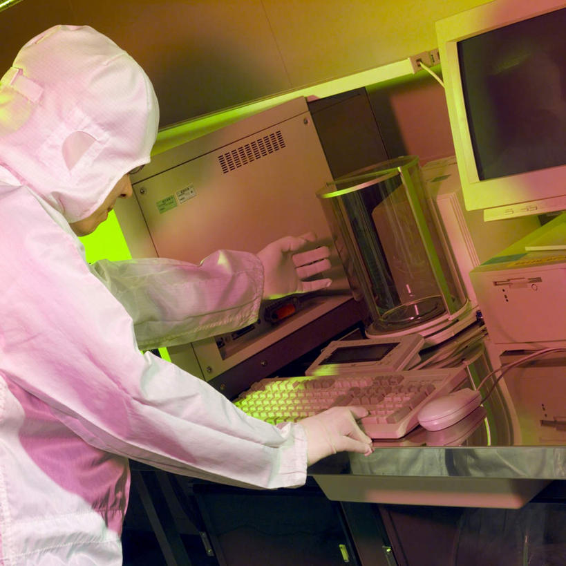 东方人,一个人,工程师,技术人员,工厂,方图,室内,白天,侧面,工作服,制服,机器,电脑,显示器,鼠标,键盘,实验,日本,亚洲,仅一个男性,仅一个人,研究,科学,网络,实验室,研究室,注视,黄种人,设备,输入设备,通讯设备,仅一个年轻男性,看,职业,台式电脑,工业,电子元件,科研,半导体,关注,化验,通信设备,检验,研究所,输出设备,东亚,保护服,日本国,化验室,检验室,工作制服,男人,男性,年轻男性,亚洲人,技术员,半身,彩图,工作套服,工地,制造厂