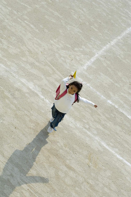 东方人,儿童,一个人,学校,操场,站,走,竖图,俯视,室外,白天,游戏,纯洁,亚洲,仅一个女性,仅一个人,阴影,服装,光线,包,书包,影子,玩,休闲装,黄种人,娱乐,校园,小孩,行走,衣服,阳光,背包,站着,仅一个小孩,休闲,休闲服,可爱,童年,童趣,服饰,童真,烂漫,无邪,天真,女孩,女人,女性,亚洲人,孩子,玩耍,嬉戏,站立,走路,彩图,高角度拍摄,全身,双肩包,女生