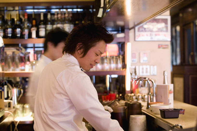 东方人,两个人,伙伴,朋友,服务员,餐厅,酒吧,站,笑,微笑,露齿笑,横图,室内,白天,侧面,工作服,衬衫,制服,烹饪,友谊,合作,团队,餐桌,桌子,亚洲,食品,红酒瓶,注视,黄种人,菜肴,美食,餐饮,玻璃制品,酒柜,酒瓶,食物,玻璃瓶,瓶子,观察,看,站着,战略,佳肴,餐台,观看,察看,关注,联合,合谋,工作制服,配合,协作,男人,男性,年轻男性,亚洲人,服务生,侍者,站立,半身,彩图,衬衣,工作套服,餐馆,饭店,饭馆,酒吧间,酒馆,咖啡馆