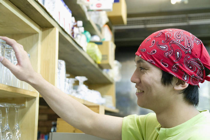 东方人,一个人,服务员,餐厅,站,笑,微笑,露齿笑,横图,室内,白天,侧面,工作服,T恤衫,制服,烹饪,柜子,杯子,亚洲,仅一个男性,仅一个人,握,朦胧,模糊,高脚杯,头巾,食品,红酒杯,拿,T恤,拿着,注视,黄种人,菜肴,美食,餐饮,玻璃制品,酒柜,食物,仅一个年轻男性,酒杯,橱柜,观察,看,站着,短袖,握着,佳肴,观看,察看,关注,工作制服,男人,男性,年轻男性,亚洲人,服务生,侍者,玻璃杯,站立,半身,彩图,工作套服,餐馆,饭店,饭馆