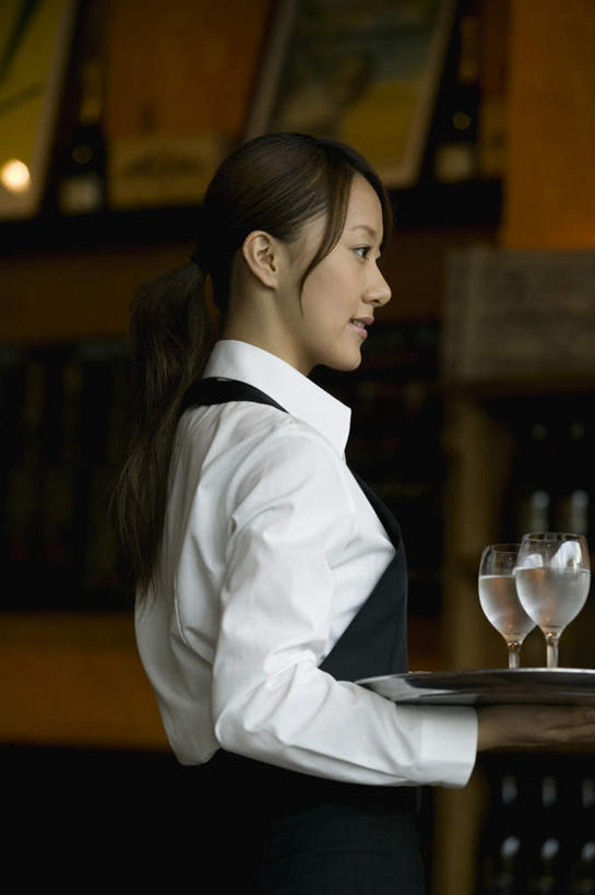 东方人,一个人,服务员,餐厅,站,捧,笑,微笑,露齿笑,竖图,室内,白天,侧面,工作服,衬衫,制服,烹饪,柜子,杯子,亚洲,仅一个年轻女性,仅一个女性,仅一个人,围裙,屋顶,灯光,食品,顶棚,餐盘,黄种人,菜肴,美食,吊灯,餐饮,玻璃制品,灯,酒柜,食物,酒杯,啤酒杯,橱柜,灯具,站着,佳肴,照明设备,工作制服,年轻女性,女人,女性,亚洲人,服务生,侍者,玻璃杯,端,端着,捧着,手捧,站立,半身,彩图,衬衣,工作套服,餐馆,饭店,饭馆,咖啡馆