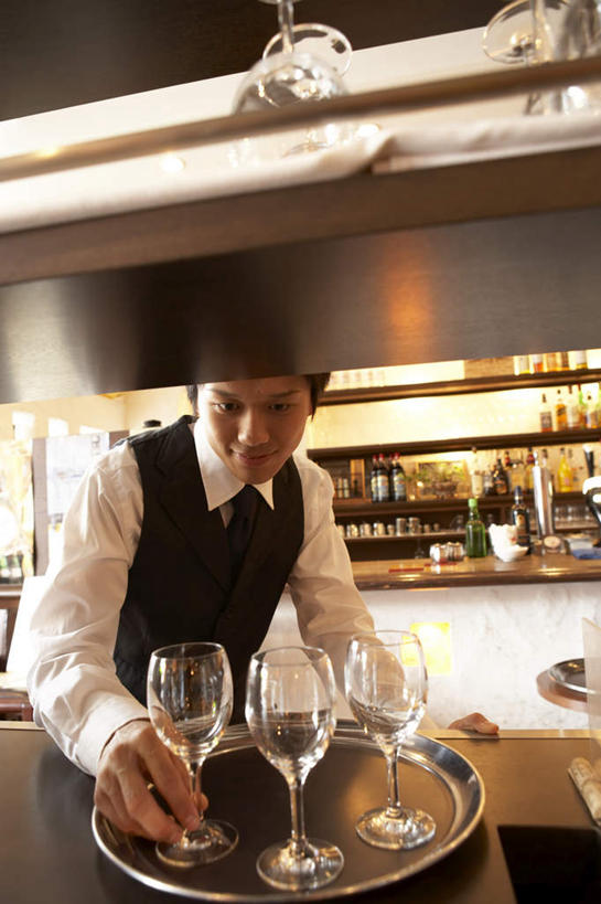 东方人,一个人,服务员,餐厅,站,竖图,室内,白天,正面,工作服,衬衫,制服,烹饪,柜子,杯子,亚洲,仅一个男性,仅一个人,握,高脚杯,食品,红酒杯,拿,餐盘,拿着,注视,黄种人,菜肴,美食,餐饮,玻璃制品,酒柜,食物,仅一个年轻男性,酒杯,橱柜,观察,看,站着,握着,佳肴,观看,马甲,察看,关注,工作制服,男人,男性,年轻男性,亚洲人,服务生,侍者,玻璃杯,站立,半身,彩图,衬衣,工作套服,餐馆,饭店,饭馆,咖啡馆