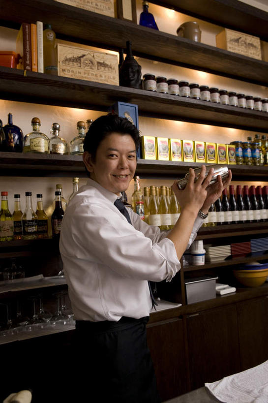 东方人,服务员,餐厅,酒吧,站,笑,微笑,露齿笑,竖图,室内,白天,正面,工作服,制服,烹饪,吧台,柜子,杯子,亚洲,握,高脚杯,围裙,食品,红酒杯,拿,拿着,注视,黄种人,菜肴,美食,餐饮,玻璃制品,酒柜,酒瓶,食物,玻璃瓶,酒杯,瓶子,橱柜,观察,看,站着,握着,佳肴,观看,察看,关注,工作制服,亚洲人,服务生,侍者,玻璃杯,站立,半身,彩图,工作套服,餐馆,饭店,饭馆,酒吧间,酒馆,咖啡馆