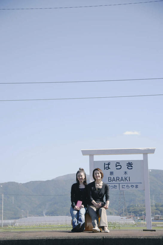 东方人,两个人,伙伴,朋友,火车站,坐,笑,微笑,露齿笑,竖图,室外,白天,正面,旅游,度假,友谊,山,太阳,车站,书籍,亚洲,握,阴影,服装,光线,影子,山峰,站台,山峦,拿,拿着,注视,休闲装,黄种人,娱乐,站牌,月台,衣服,蓝色,蓝天,天空,阳光,天,观察,看,享受,休闲,休闲服,放松,握着,服饰,晴朗,观看,察看,关注,户外运动,万里无云,友情,年轻女性,女人,女性,亚洲人,书,图书,晴空,晴空万里,坐着,彩图,全身