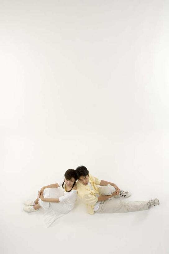 东方人,两个人,夫妻,坐,说,竖图,俯视,室内,白天,白色背景,裙子,T恤衫,爱情,安全,亚洲,连衣裙,服装,浪漫,T恤,依靠,休闲装,黄种人,衣服,靠,靠着,倚靠,背靠背,休闲,温暖,温馨,休闲服,背对背,恋人,摄影,服饰,影棚,半身裙,吊带裙,和睦,交流,信任,男人,男性,年轻男性,年轻女性,女人,女性,亚洲人,情侣,沟通,讲话,交谈,说话,谈话,坐着,彩图,高角度拍摄,全身,影棚拍摄,拍摄,伴侣,融洽