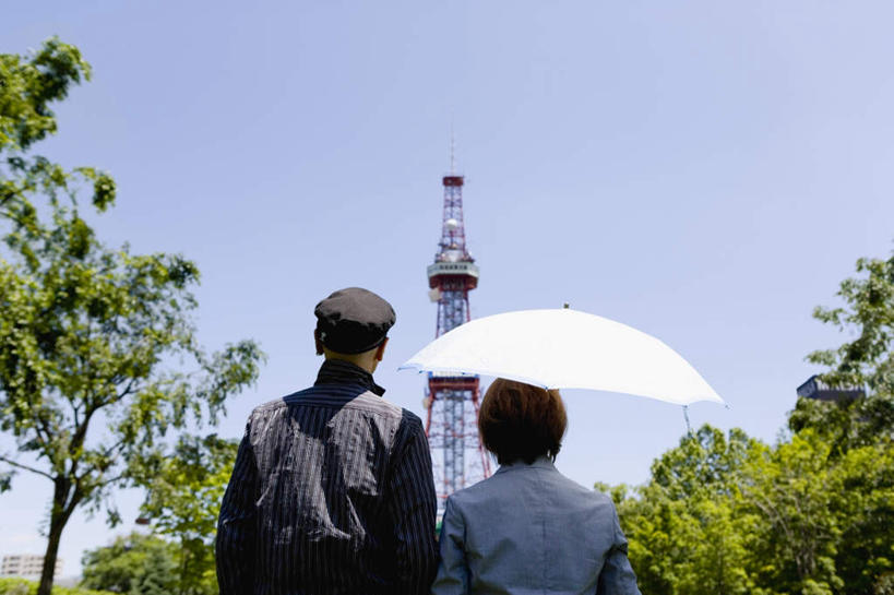 东方人,两个人,夫妻,站,举,横图,室外,白天,仰视,爱情,旅游,度假,森林,树林,植物,北海道,日本,亚洲,服装,伞,雨伞,遮阳伞,铁塔,塔,浪漫,休闲装,黄种人,娱乐,阳伞,树,树木,衣服,蓝色,绿色,蓝天,天空,自然,天,托,站着,享受,休闲,温暖,温馨,休闲服,恩爱,放松,恋人,服饰,生长,晴朗,成长,和睦,户外运动,东亚,万里无云,札幌,大通公园,日本国,北海道地方,北海道岛,县厅,札幌电视塔,老年男性,老年女性,男人,男性,女人,女性,亚洲人,情侣,晴空,晴空万里,举起,举手,举着,向上举,向上伸,向上托,站立,半身,彩图,低角度拍摄,伴侣,融洽,札幌市