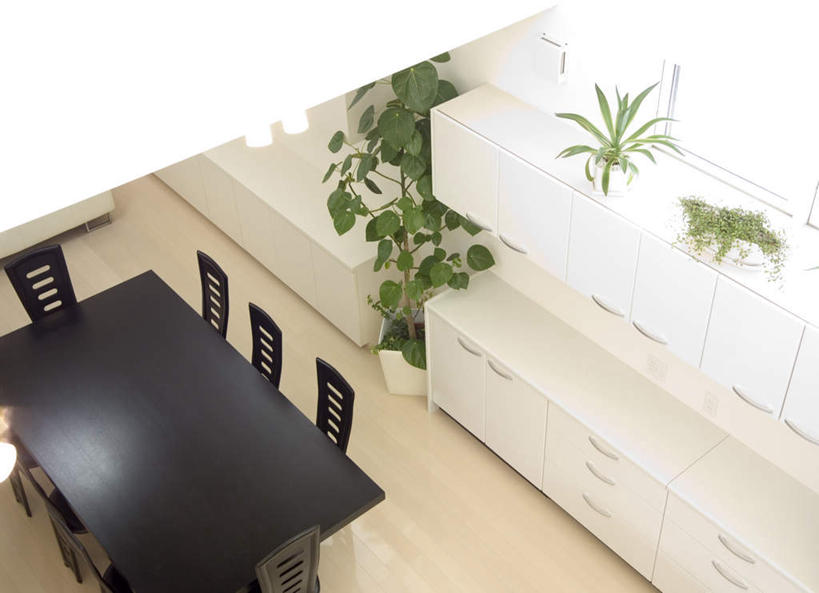 无人,家,客厅,横图,俯视,室内,白天,植物,别墅,餐桌,窗户,柜子,家具,落地窗,装修,桌子,建筑,椅子,欧式,装饰,瓷砖,地砖,盆栽,房屋,木椅,墙,屋子,公寓,盆景,地面,豪华,建设,现代,装潢,洋房,楼房,玻璃窗,墙壁,墙面,住宅,绿色,自然,室内装潢,衣橱,生长,成长,餐台,餐椅,明亮,起居室,舒适,家居装潢,房屋设计,地中海风格,古典风格,简约风格,室内设计,宽敞,更衣橱,样板房装潢,设计,彩图,高角度拍摄,房子