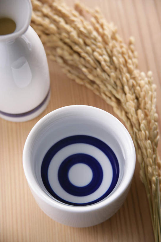 清酒,无人,竖图,俯视,室内,特写,白天,水,桌子,杯子,倒,透明,瓷器,纹理,液体,水滴,稻草,麦穗,陶瓷制品,烧酒,饮食,酒,酒瓶,饮料,一个,白色,酒杯,水杯,单个,瓷杯,桔梗,台面,彩图,高角度拍摄